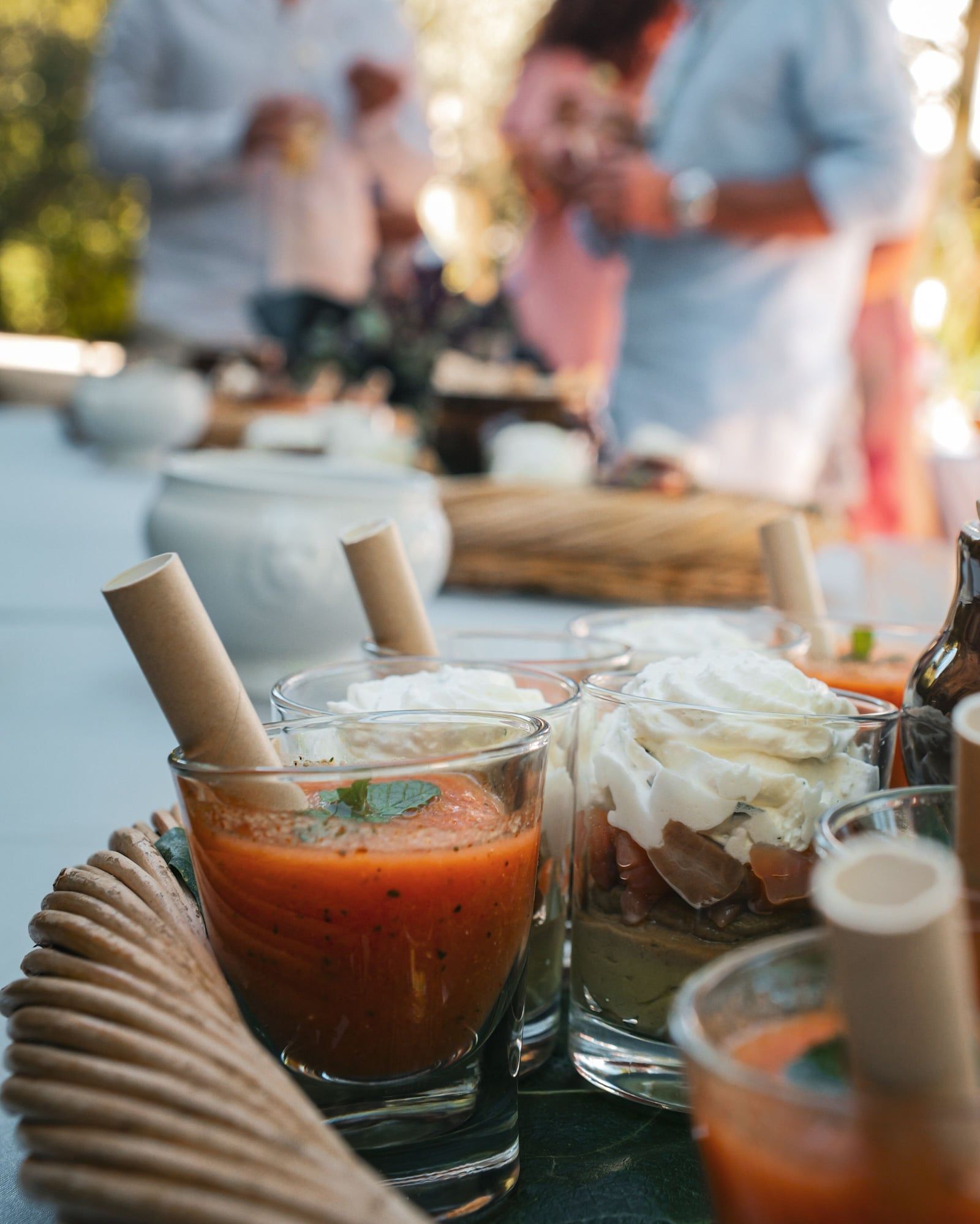 Verrines de gaspacho et verrines de crème d’avocat, saumon et crème d’aneth