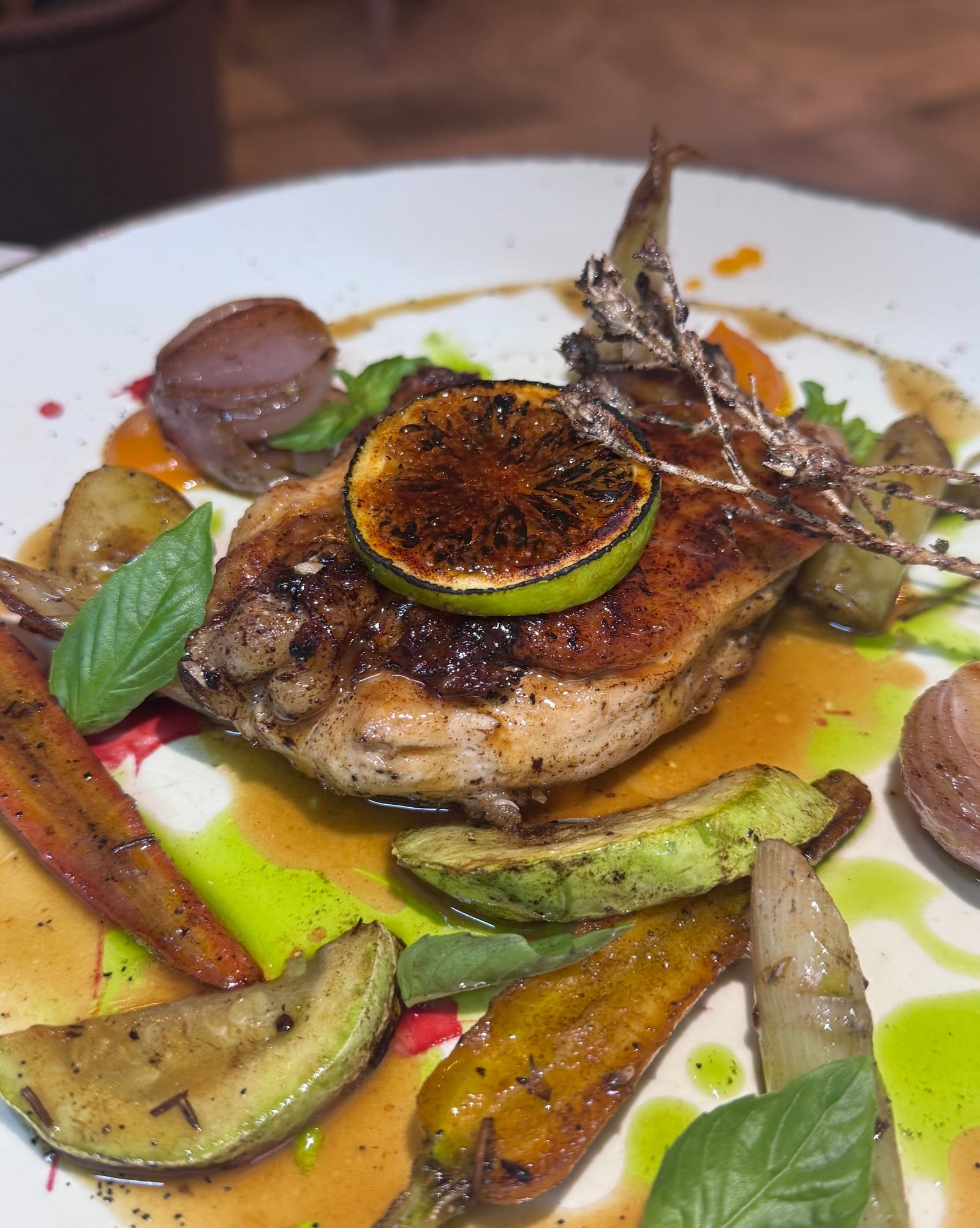 Suprême de poulet et son jus corsé au citron, accompagné de ses légumes du jardin